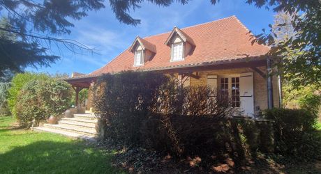 En hauteur, maison périgourdine et sa maison d'amis