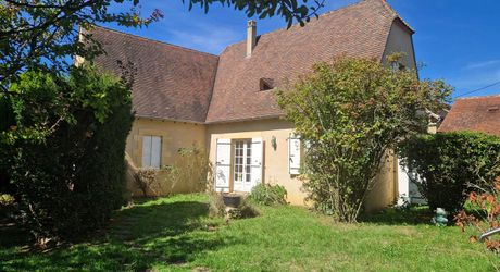 En hauteur, maison périgourdine et sa maison d'amis