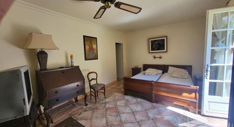 En hauteur, maison périgourdine et sa maison d'amis