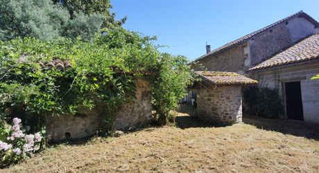 Old stone farmhouse with its garden and 2 hectares of land