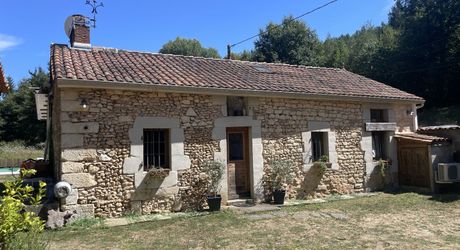 Ancien corps de ferme de 125m² entièrement rénové à vendre à Atur (Boulazac Isle Manoire) en situation isolé