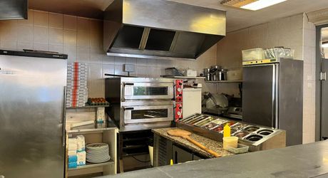 LES EYZIES - Murs et fond de commerce à vendre pour cette pizzeria.