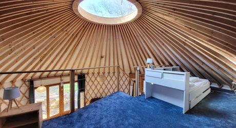 Confortable yourte contemporaine sur terrain de 3330m² avec magnifique vue