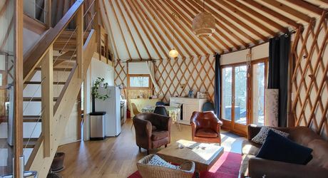 Confortable yourte contemporaine sur terrain de 3330m² avec magnifique vue