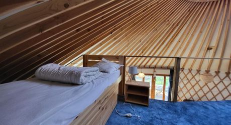 Confortable yourte contemporaine sur terrain de 3330m² avec magnifique vue