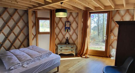 Confortable yourte contemporaine sur terrain de 3330m² avec magnifique vue