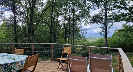 Confortable yourte contemporaine sur terrain de 3330m² avec magnifique vue