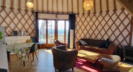 Confortable yourte contemporaine sur terrain de 3330m² avec magnifique vue