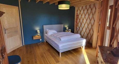 Confortable yourte contemporaine sur terrain de 3330m² avec magnifique vue