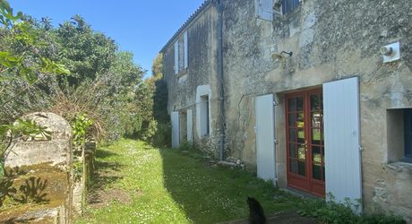 Libourne, large stone house in the heart of a village, with garden and garage.