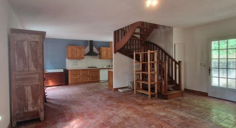 Maison contemporaine, chalets en bois et terrain boisé d'un hectare