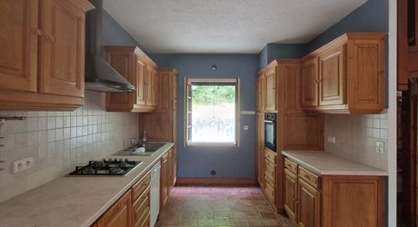 Maison contemporaine, chalets en bois et terrain boisé d'un hectare