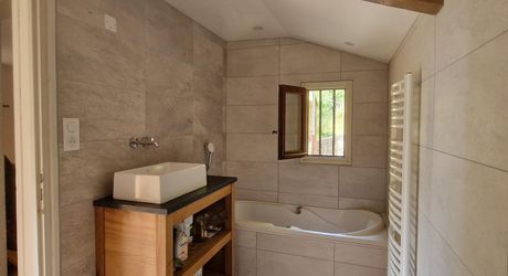Maison contemporaine, chalets en bois et terrain boisé d'un hectare
