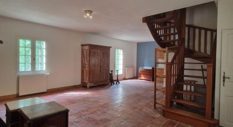 Maison contemporaine, chalets en bois et terrain boisé d'un hectare