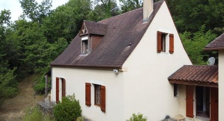 Maison contemporaine, chalets en bois et terrain boisé d'un hectare