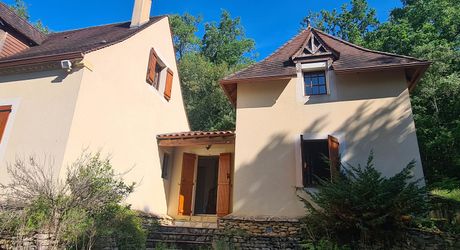 Maison contemporaine, chalets en bois et terrain boisé d'un hectare