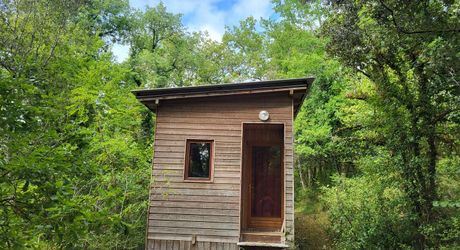 Maison contemporaine, chalets en bois et terrain boisé d'un hectare