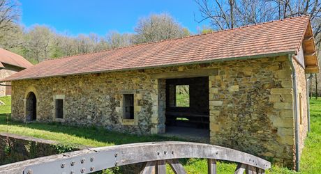 Moulin et ses 2 maisons isolés au coeur des bois