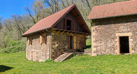 Moulin et ses 2 maisons isolés au coeur des bois