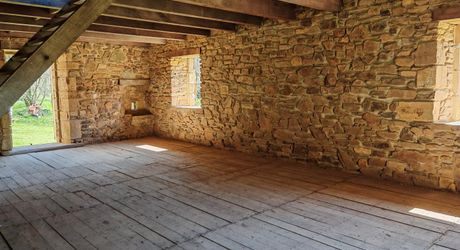 Moulin et ses 2 maisons isolés au coeur des bois