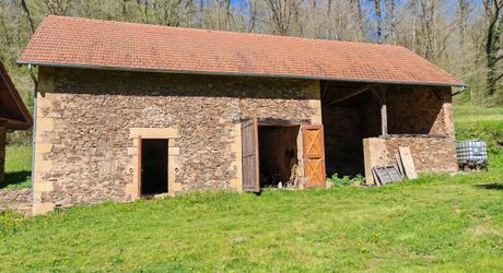 Moulin et ses 2 maisons isolés au coeur des bois