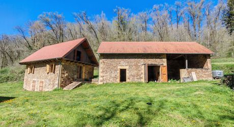 Moulin et ses 2 maisons isolés au coeur des bois