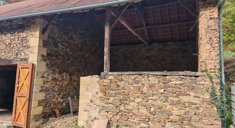 Moulin et ses 2 maisons isolés au coeur des bois