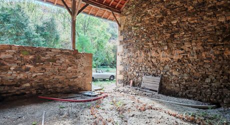 Moulin et ses 2 maisons isolés au coeur des bois