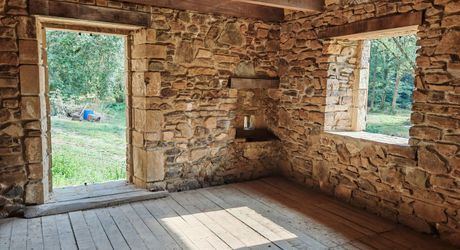 Moulin et ses 2 maisons isolés au coeur des bois
