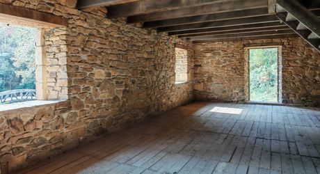 Moulin et ses 2 maisons isolés au coeur des bois