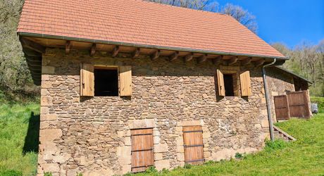 Moulin et ses 2 maisons isolés au coeur des bois
