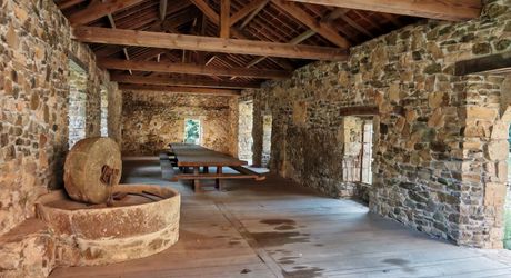 Moulin et ses 2 maisons isolés au coeur des bois