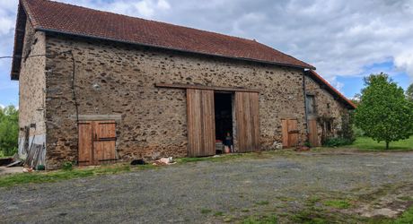 Corps de ferme avec 400m² de dépendances et 8 hectares de terrain