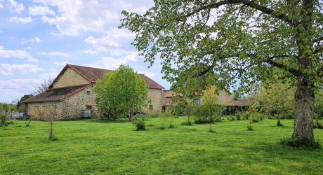 Corps de ferme avec 8 hectares et dépendances – Parc Périgord Limousin