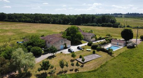 Propriété en pierre du 12ème siècle 322m² habitables avec Gîtes et chambres d'hôtes à vendre sur son terrain 30 hectares 