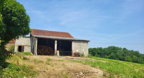 Corps de ferme en U et ses 15 hectares de bois et de pré
