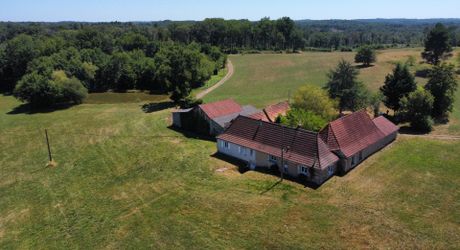 Corps de ferme en U et ses 15 hectares de bois et de pré