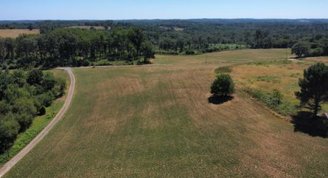 Corps de ferme en U et ses 15 hectares de bois et de pré