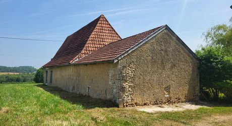 Corps de ferme en U et ses 15 hectares de bois et de pré