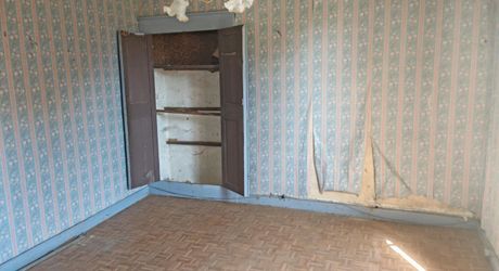 On the hills, farmhouse to renovate with meadow