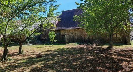 On the hills, farmhouse to renovate with meadow