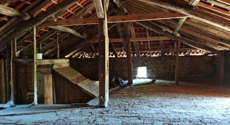 On the hills, farmhouse to renovate with meadow