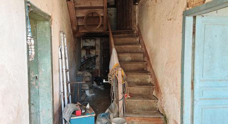 On the hills, farmhouse to renovate with meadow