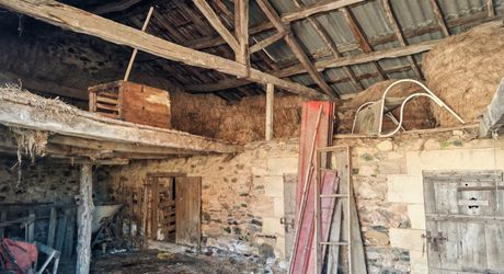 On the hills, farmhouse to renovate with meadow