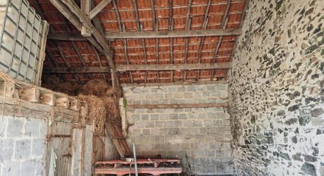 On the hills, farmhouse to renovate with meadow