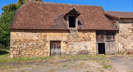 On the hills, farmhouse to renovate with meadow