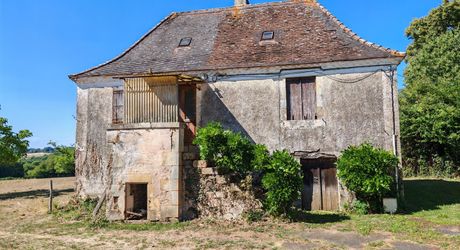 On the hills, farmhouse to renovate with meadow