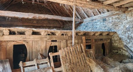 On the hills, farmhouse to renovate with meadow