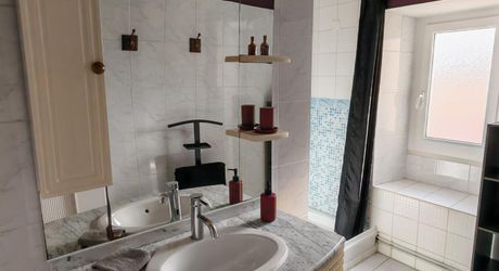 Ancien relais de poste de 8 chambres et sa grange sur 2100m² de terrain