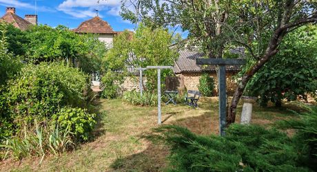 Ancien relais de poste de 8 chambres et sa grange sur 2100m² de terrain